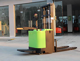 托盤堆垛車（站駕式)CDD